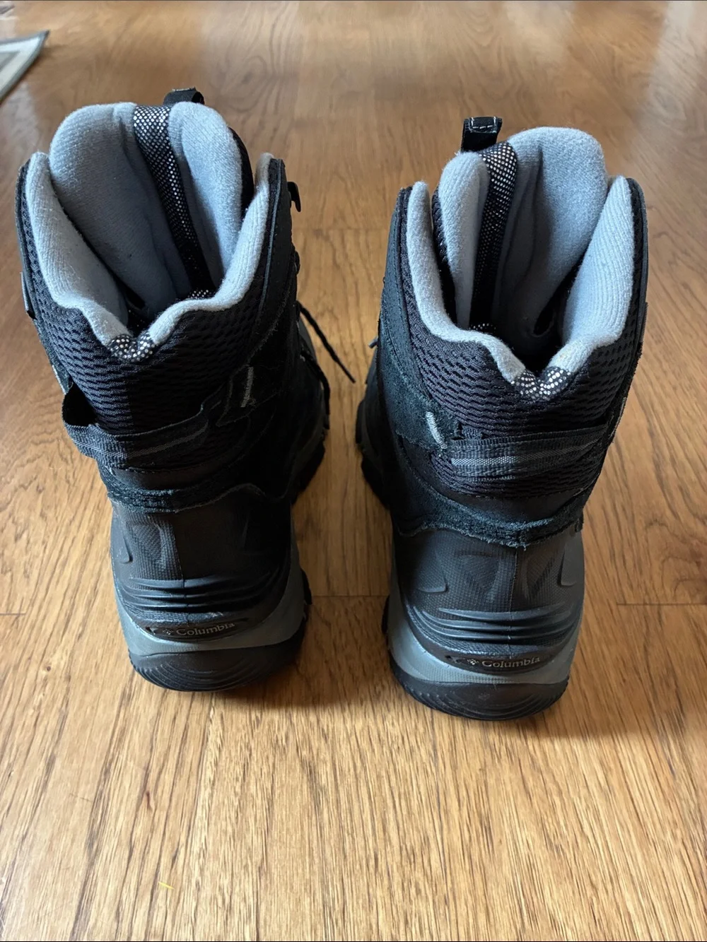 Columbia men’s BM5110-010 Omni-Heat boots, size 9